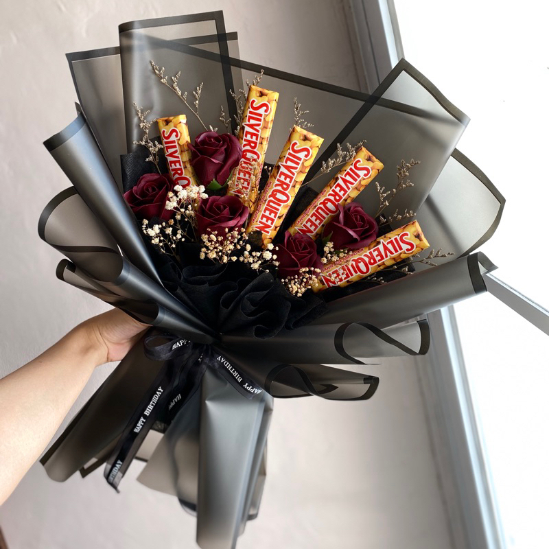 

Buket Coklat Silverqueen 25 gram dengan bunga kode NAVIYA