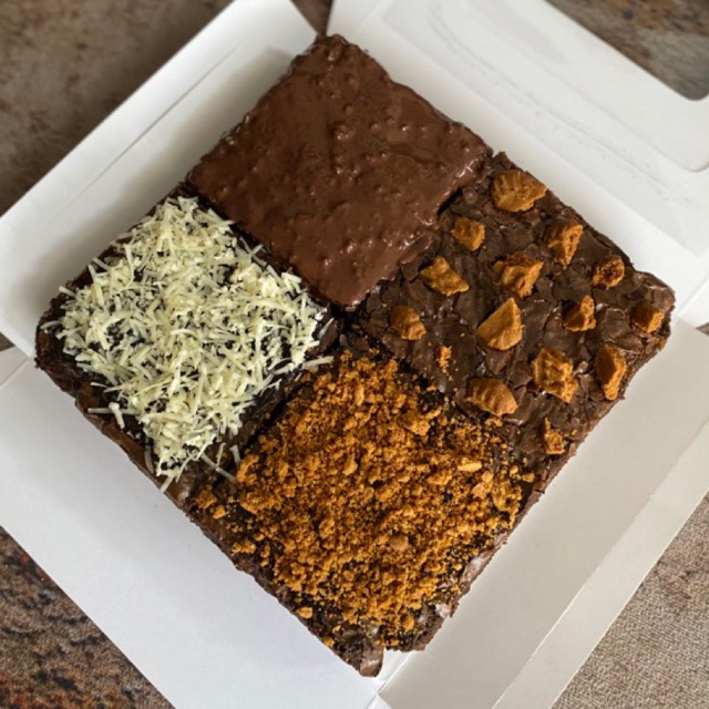 

BROWNIES SHARE BOX (pilih max. 4 topping)