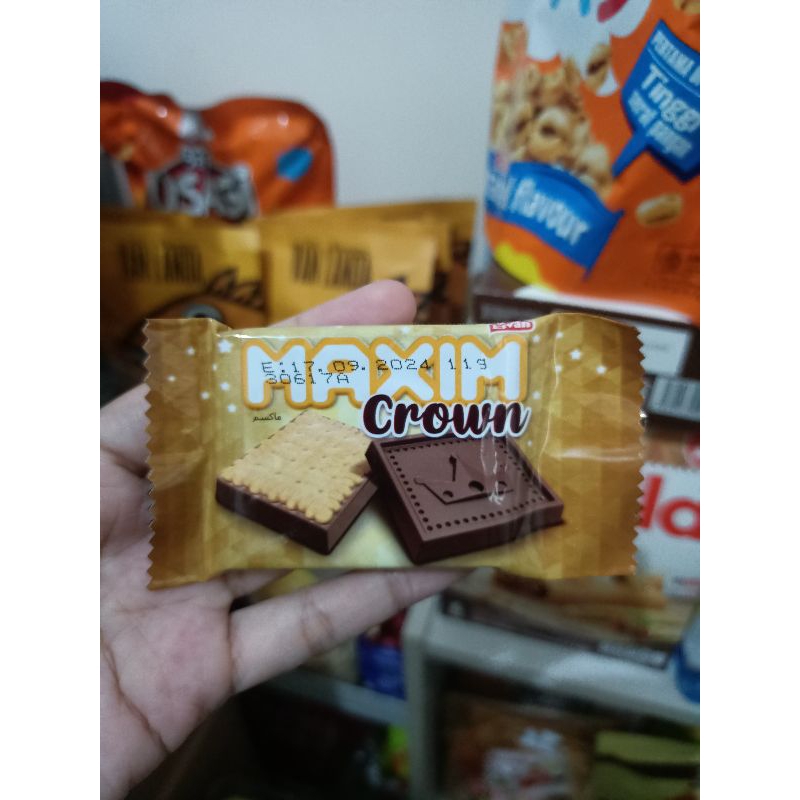 

Maxim Crown coklat biskuit (eceran)