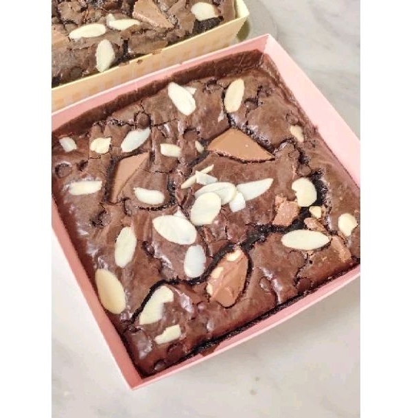 

FUDGY BROWNIES [SILVERQUEEN,ALMOND,CHOCO CHIP]