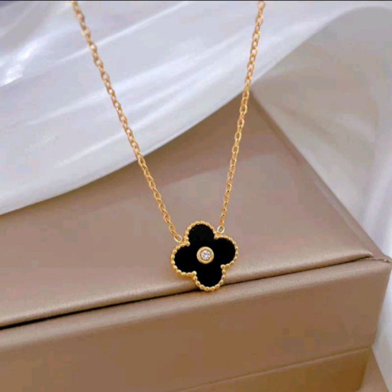 Kalung Wanita titanium rantai liontin Clover hitam