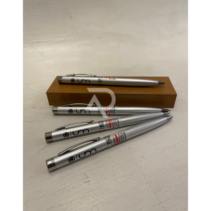 

CUSTOM BOLPOIN LASER UNTUK SOUVENIR/HAMPERS