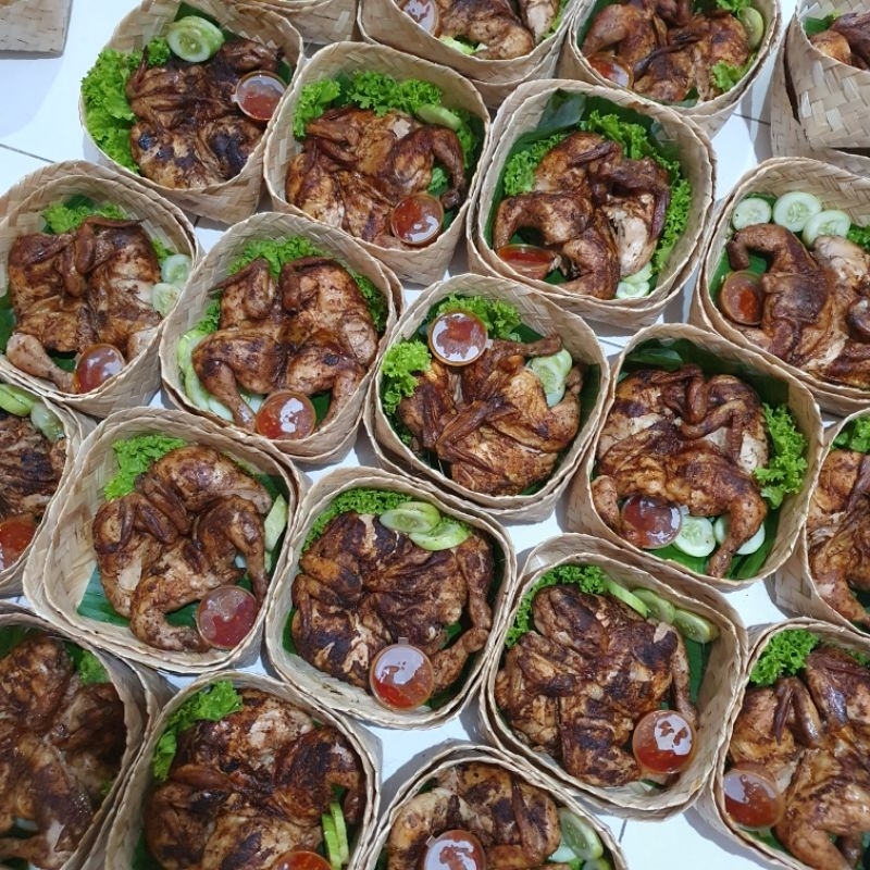 

Ayam Panggang Besek Hampers / KEBULI / MANIS PEDAS