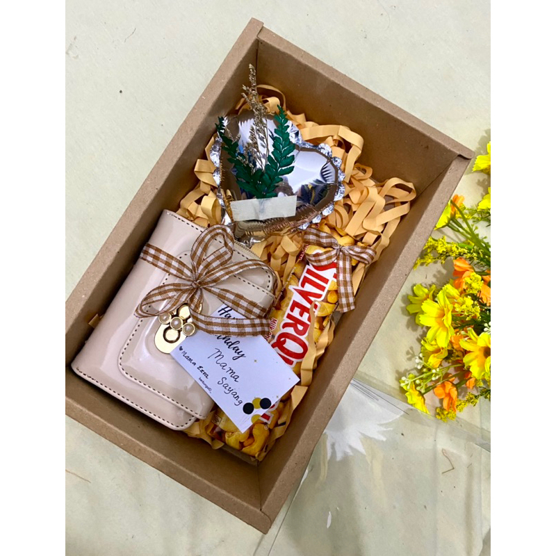 hampers dompet/ kado wisuda/ kado ulangtahun/ kado perempuan/ hadiah hari guru