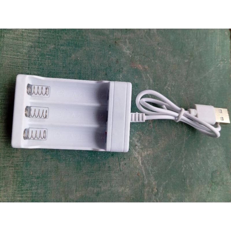 charger baterai AA