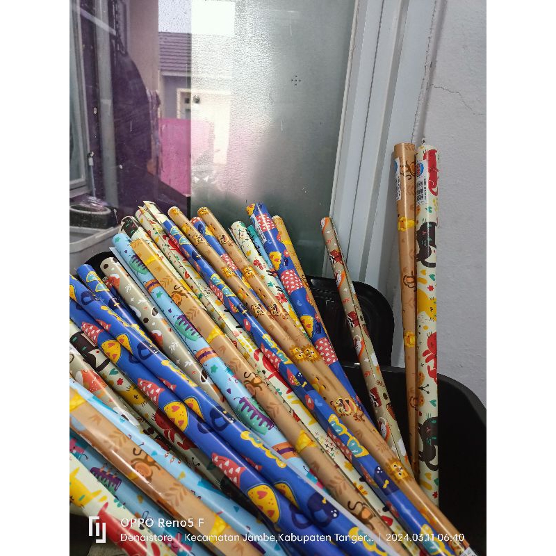 

Kertas kado random satuan