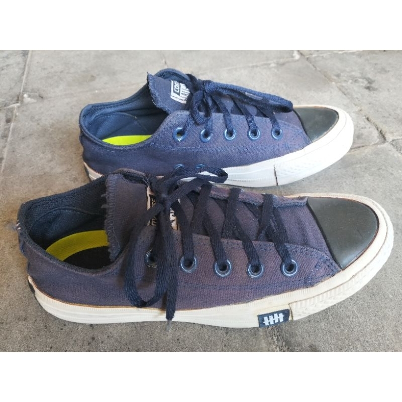 sepatu sneakers kanvas Converse 37 second