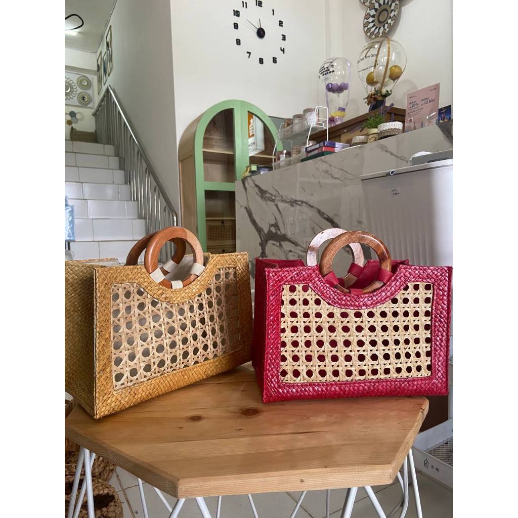 ANYAMAN TAS KERAJINAN TANGAN