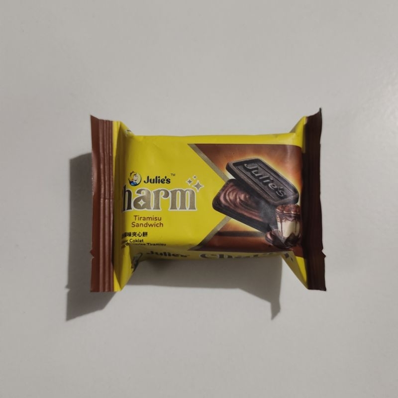 

Julies Charm Biskuit Sandwich Cokelat dengan Krim Rasa Tiramisu