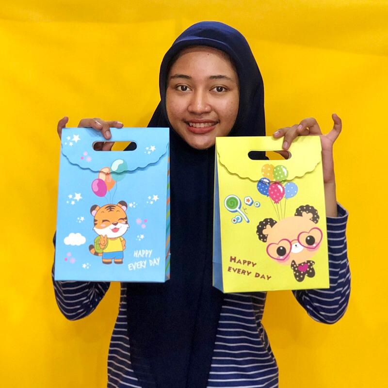 

Paper Bag Motif Karakter Import Tas kado Paper Bag bunga tas kertas baju tas ulang tahun souvenir pembungkus kado ecobonekaindo
