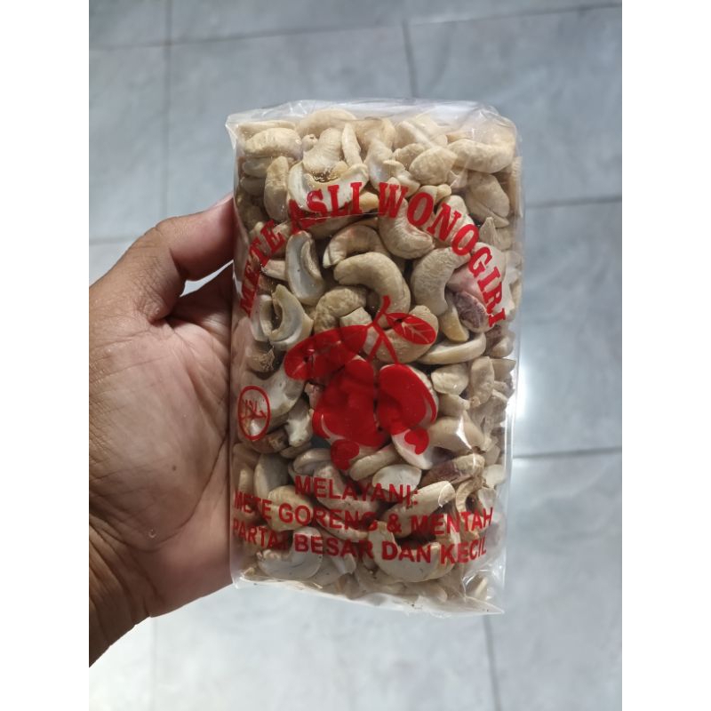

kacang Mede / mete mentah untuh kemasan 259 g
