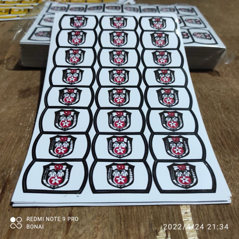 

Stiker Kepala Gesper Sekolah SD SMP SMA MA MI / Logo Ikat Pinggang Sekolah SD SMP SMA MA MI ( PER 2 LUSIN )