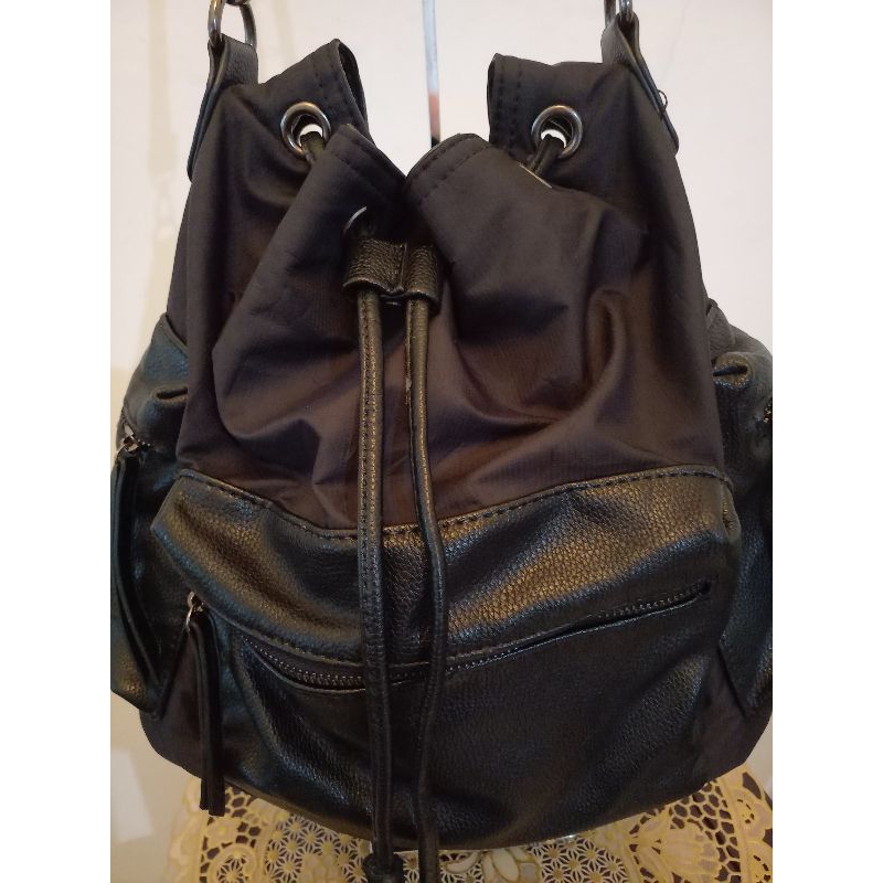 tote serut warna hitam, bahan kulit PU mix nylon