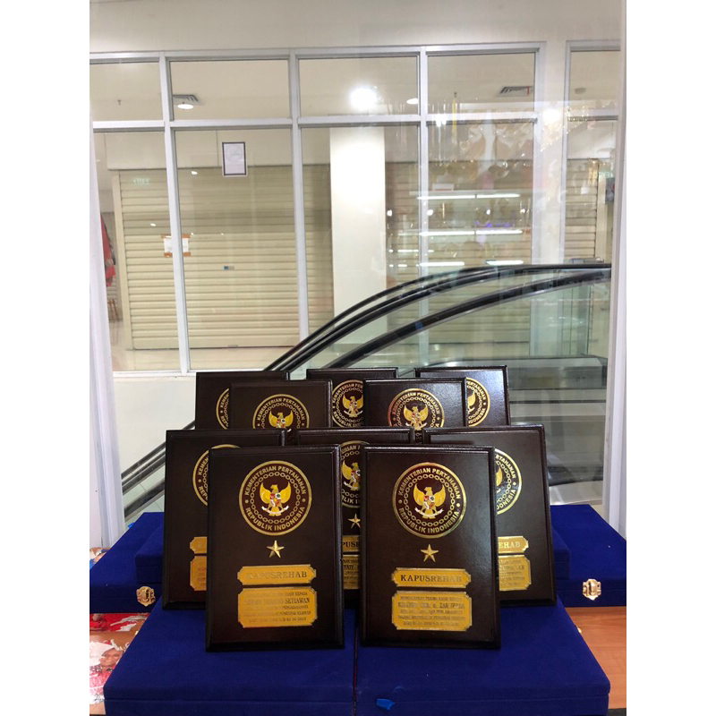 Plakat kayu kemhan bintang satu kotak bludru