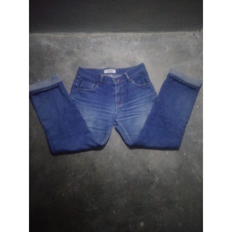 Jeans fedding biru