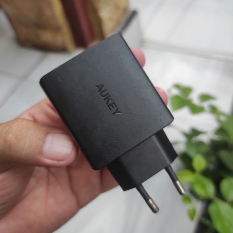 Aukey Adaptor Charger PA - T17  Fast charging ( second )