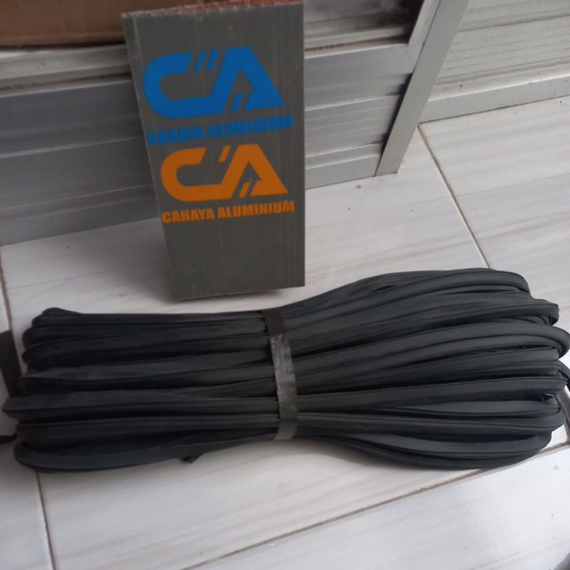 karet aluminium karet kusen 078B hitam/putih