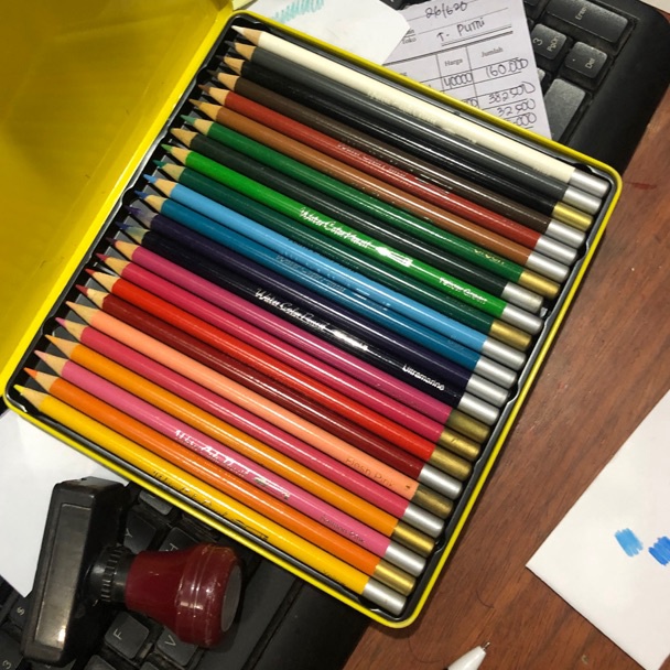 

KODE E8G4 Pensil warna sisa export 24 warna isi biasa kaleng