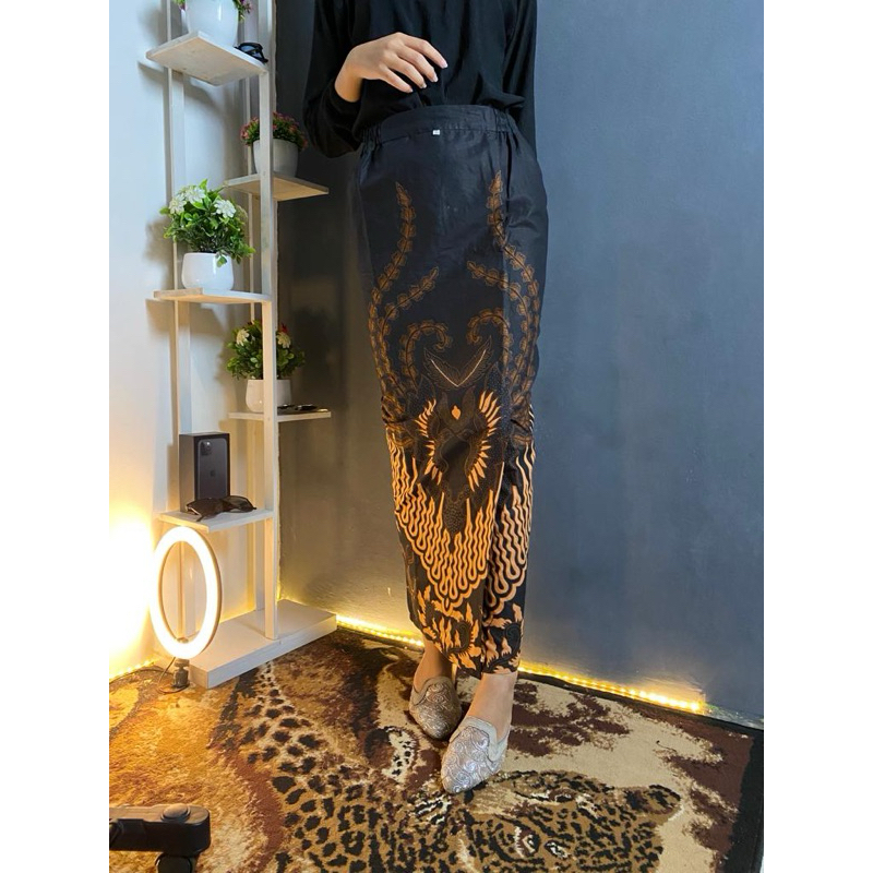 Rok Batik Sarung Hitam. Rok Batik Span Hitam . Rok Batik Wisuda. Rok Batik Tunangan. Rok Batik konda