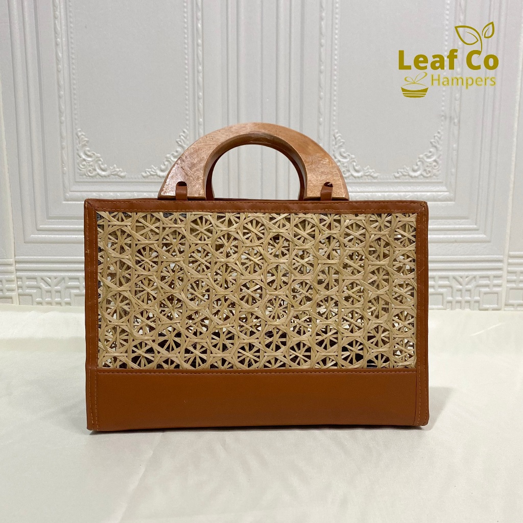 

Leaf Co - Tas Hampers Kulit Sintetis Kombinasi Anyaman Bambu Variasi Warna Tas Etnik Bungkus Kemasan Serbaguna