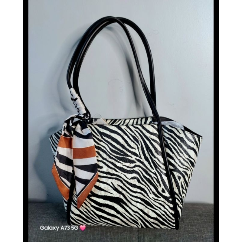 AMBYAR-TAS TOTE WANITA LENTUR TEBAL ZEBRA  DIANEFENI GUSACHI ORI IMPORT by madlyn TEBAL LENTUR