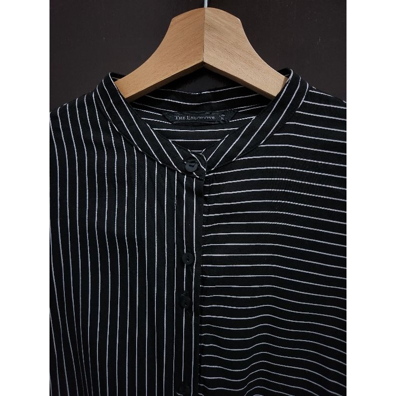 The Executive Kemeja Kerja Hitam Salur