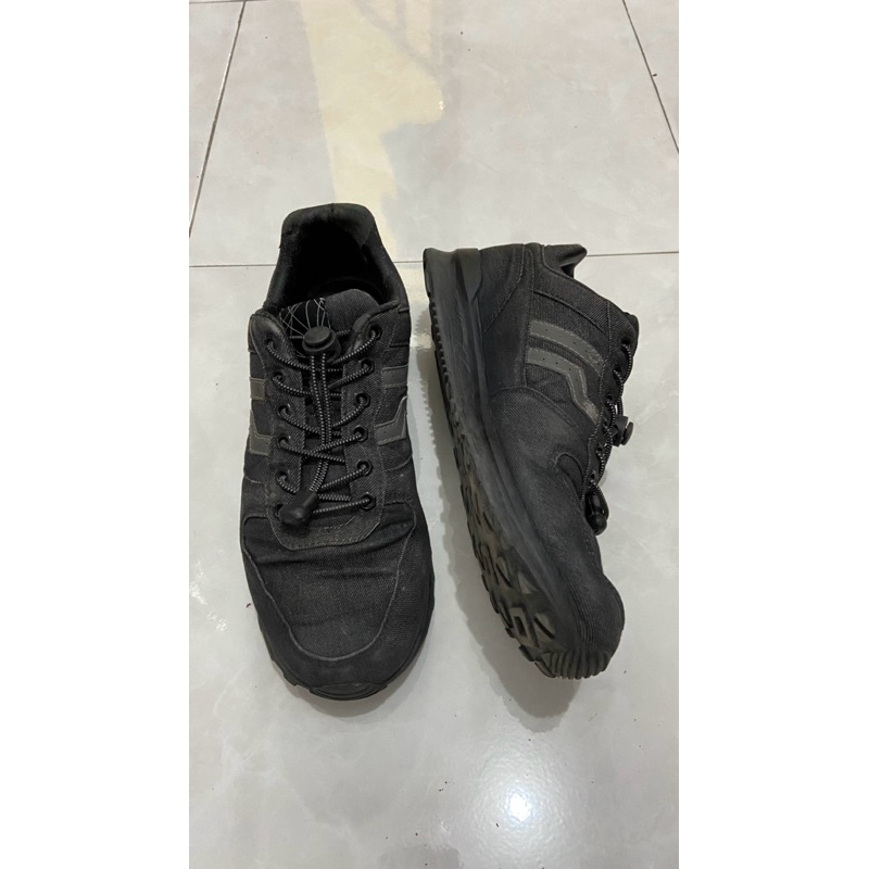 PRELOVED Sepatu Piero Jogger Black Denim - 39