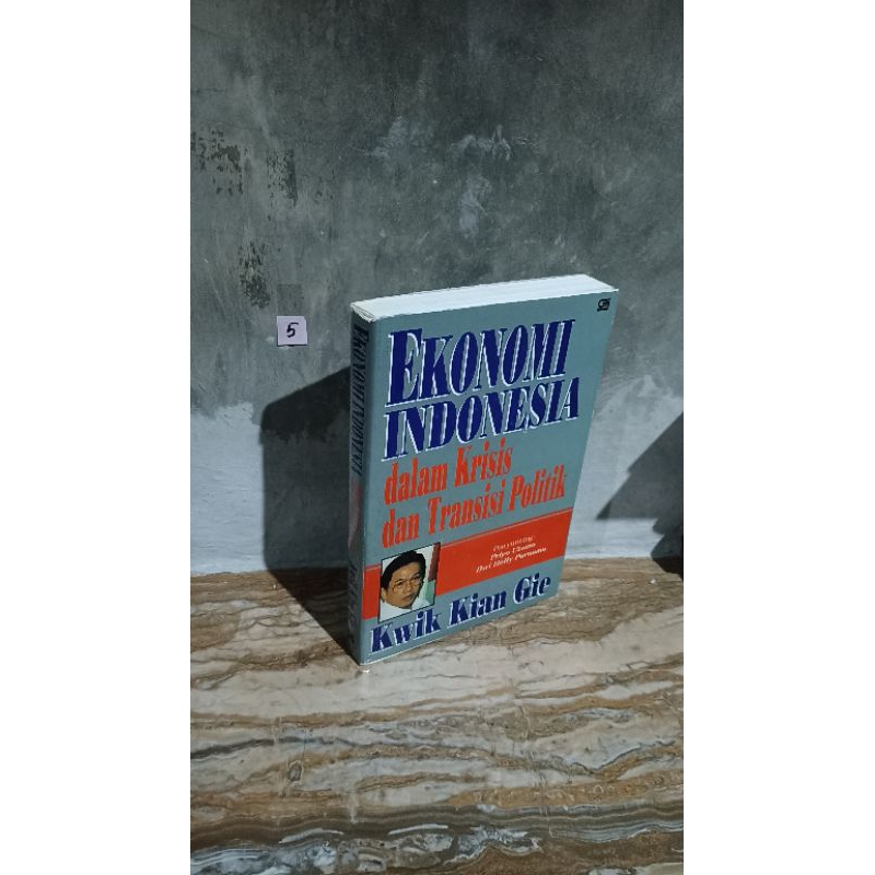 EKONOMI INDONESIA  DALAM KRISIS DAB TRANSISI POLITIK. by kwik kian gie. Gramedia  1999/388hal muluus