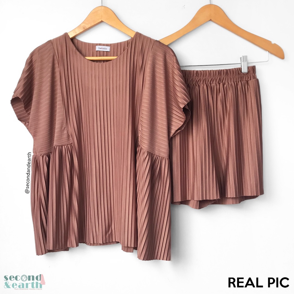 Hellolilo Set (XXS-M) Setelan Atasan Oversized Celana Pendek Lebar High Waist Plisket Coklat Polos B
