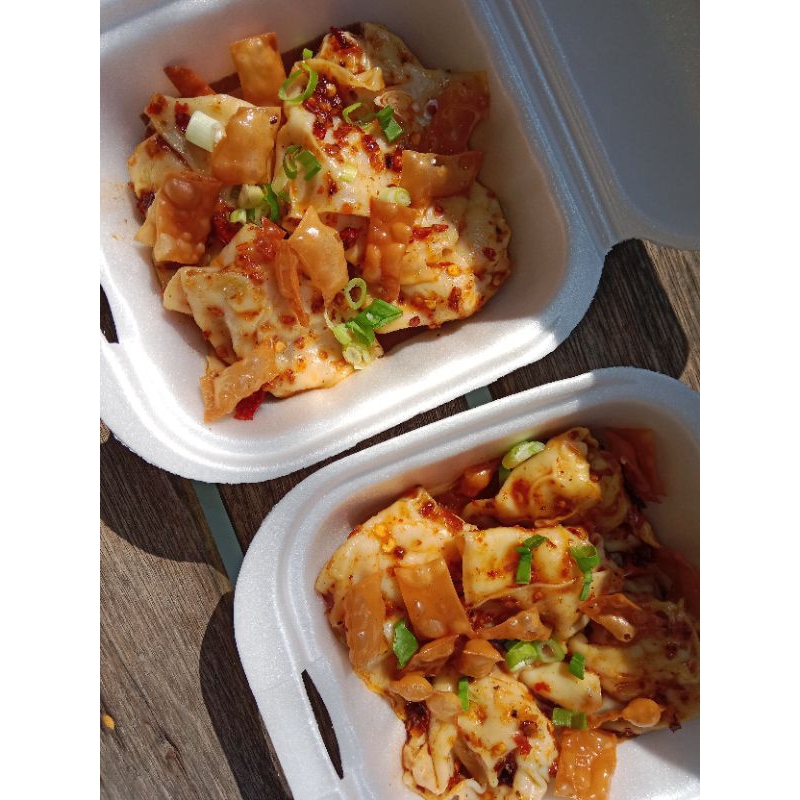 

wonton chilli oil isi 10 pengemasan vakum/chilli oil pisah