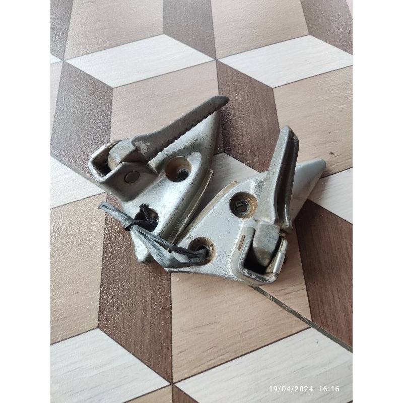 dudukan footstep foot step belakang satu set kanan kiri suzuki spin 125 original ori asli second