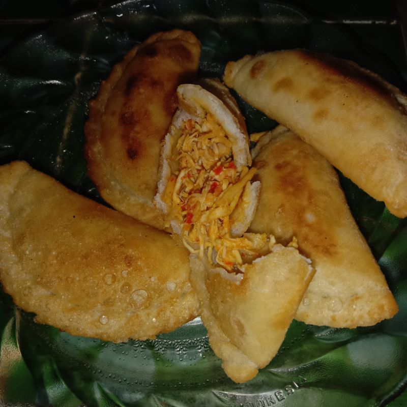 

cireng isi ayam suwir pedas