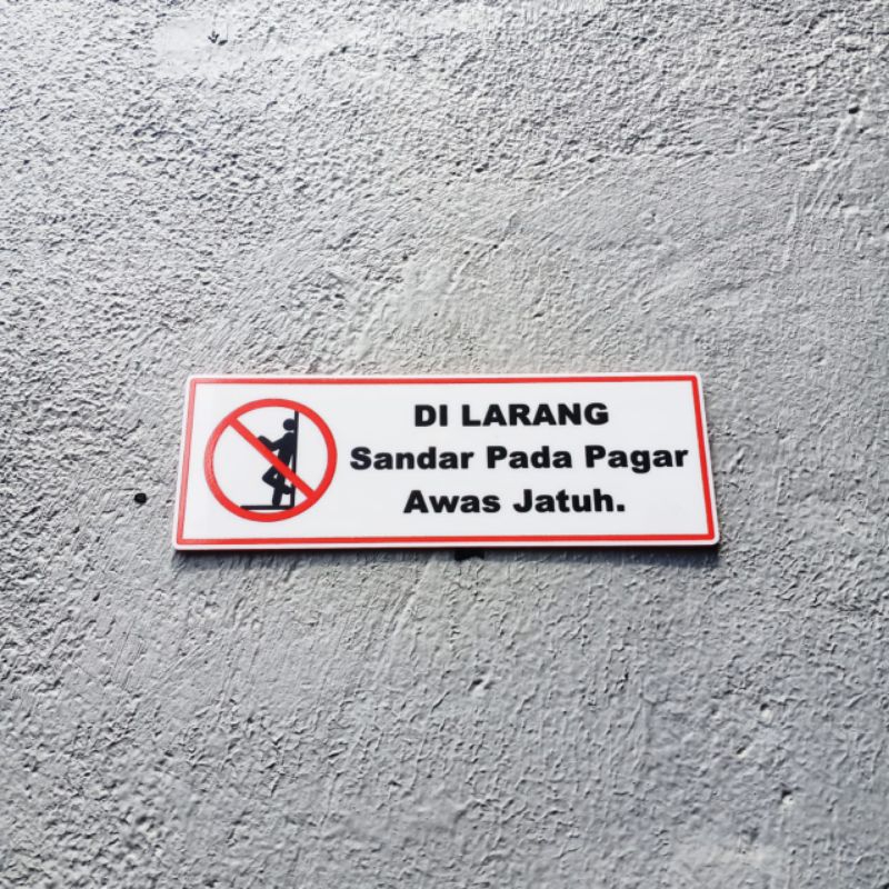 

signage dilarang bersandar pada pagar awas jatuh