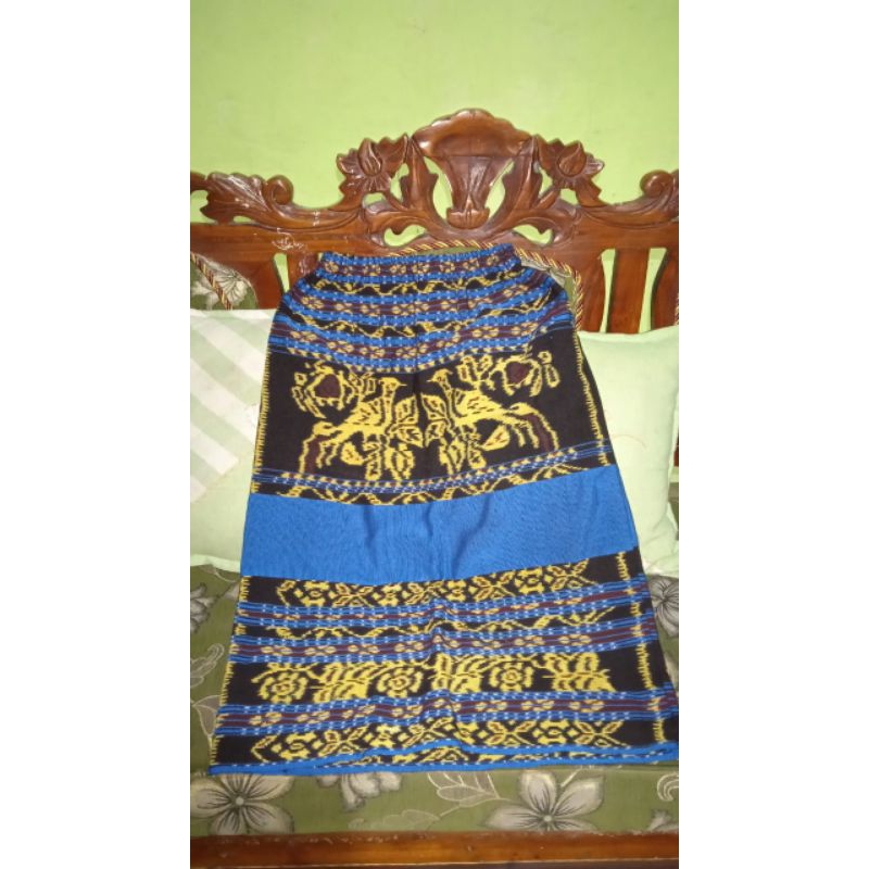 Bawahan Rok dan Celana Tenunan Motif Asli Daerah NTT
