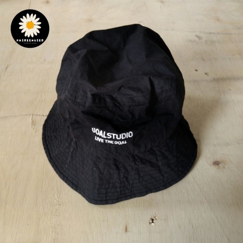 Buckethat Goal Studio Hitam