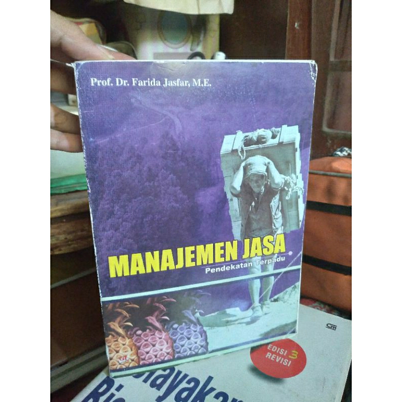 

Manajemen Jasa Pendekatan Terpadu by Prof dr. Farida Jasfar, M.E