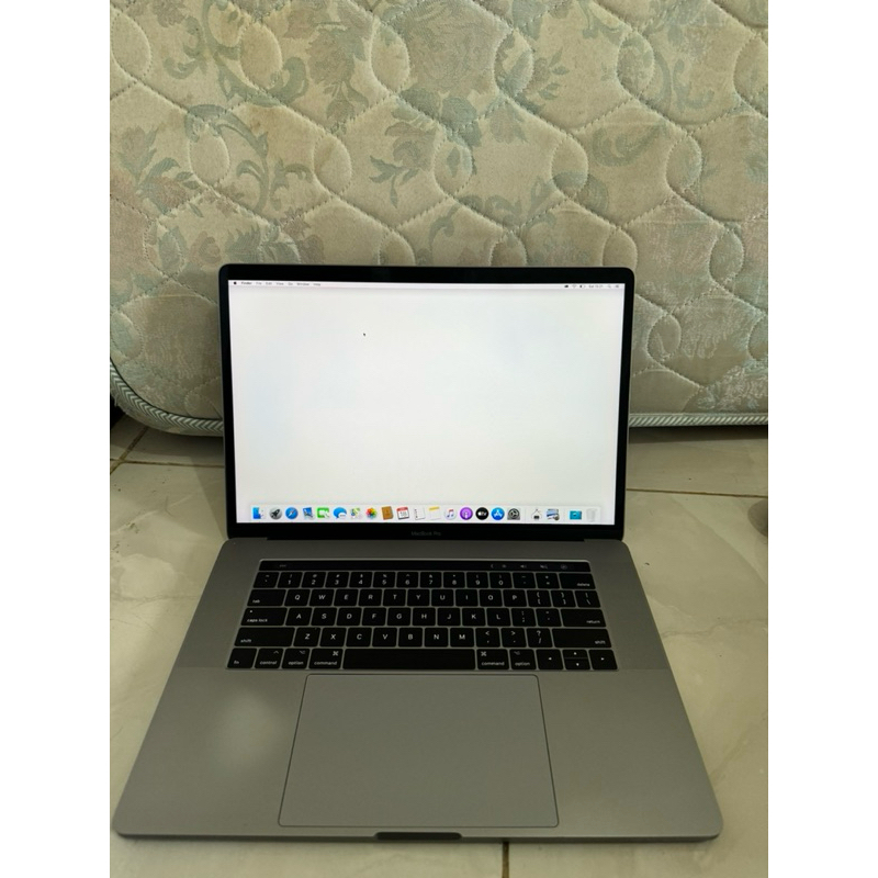macbook pro 15inch 2017 i7 16/512Gb