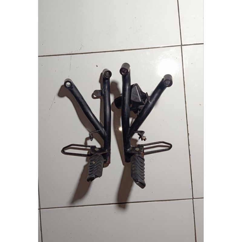 Footstep Belakang Vario 110 Karbu Original Copotan