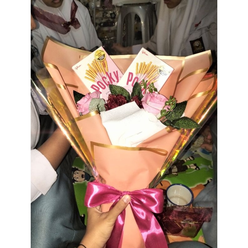 

Bucket Valentine Isi Pocky Bunga pink