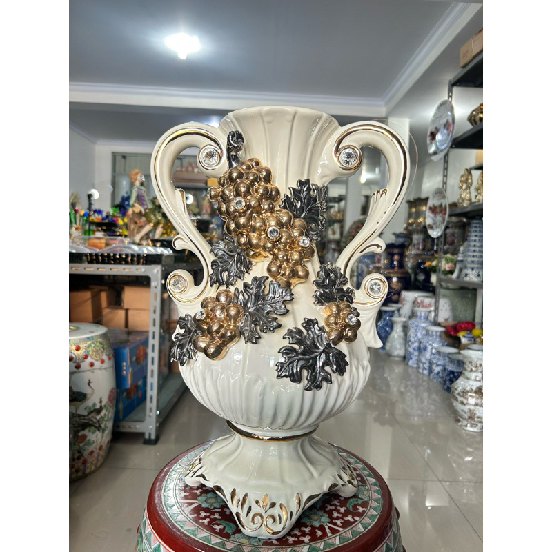 pajangan hias guci anggur cream keramik