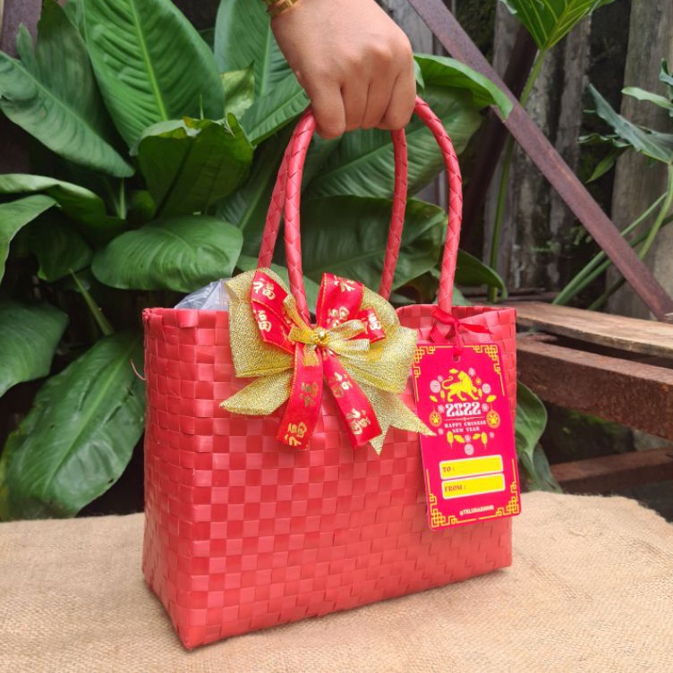 

TAS HAMPERS UNTUK IMLEK TAS ANYAM PLASTIK KARTU PITA