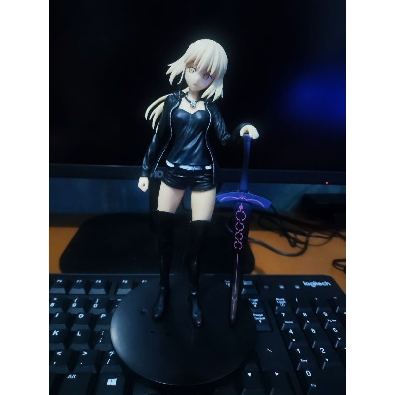 ACTION FIGURE ANIME FATE GRAND ORDER SABER ALTER BEKAS detail di desk