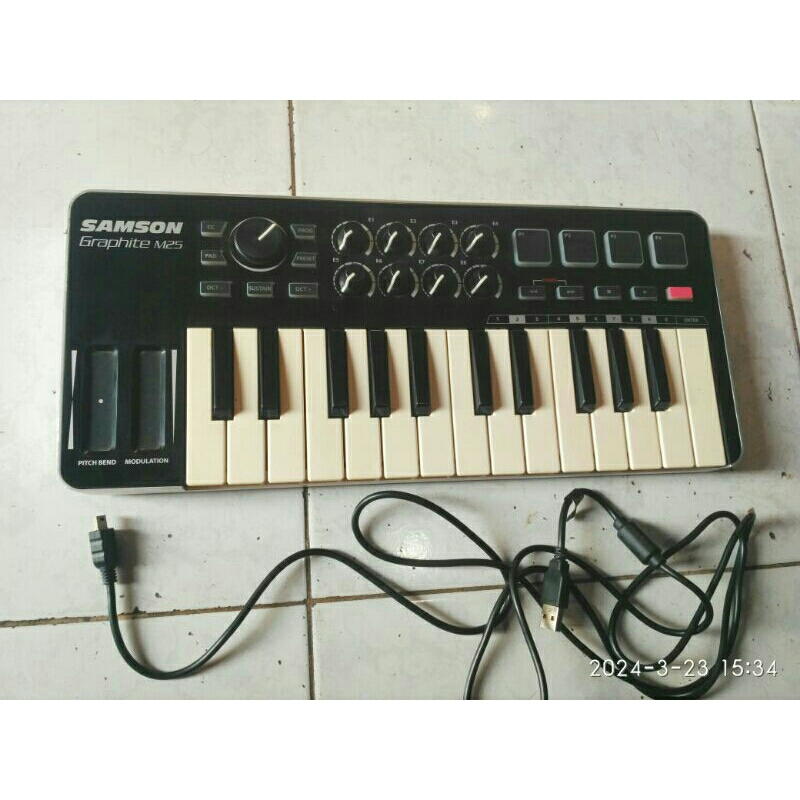 MIDI controller Samson graphite m25, normal second