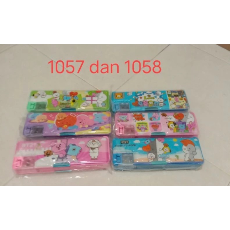 

Tempat pensil / Duskrip Magnet ukuran standar banyak motif cowok cewek cocok buat kado