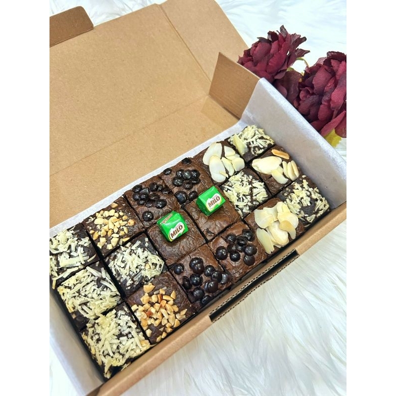 

FUDGY BROWNIES PANGGANG DARK COKELAT 20x10 SEKAT 18