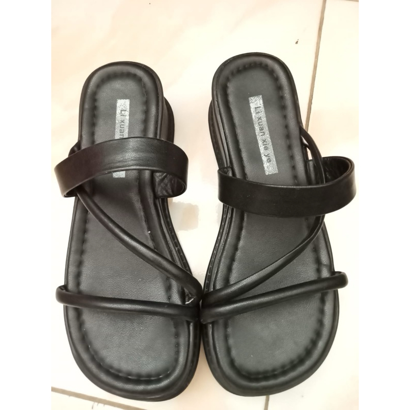 Sepatu Sandal Slop Wanita Wedges Kekinian Terbaru Sendal Selop Slip Sol Karet Hitam Putih Korea Mura
