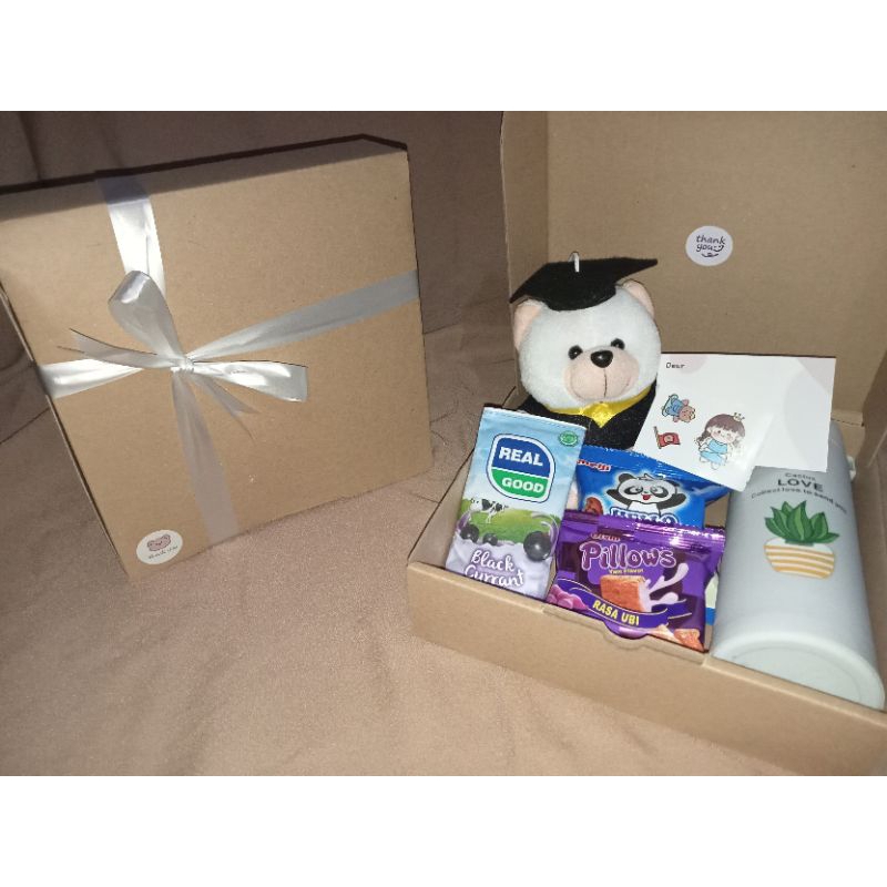 

gift box / hampers box / hadiah wisuda / lebaran