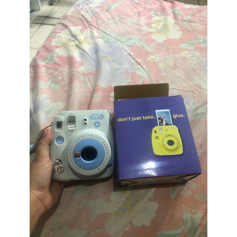 

camera instax include baterai