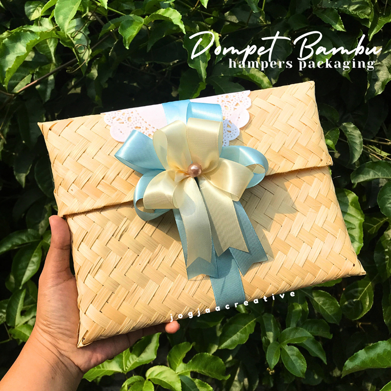 

[NEW PRODUCT] Anyaman Bambu Bentuk Dompet/Dompet Bambu Ukuran 27x15 cm Hias Pita/hampers kain/bungkus undangan dari anyaman/dompet anyaman/wadah kain bridesmaid