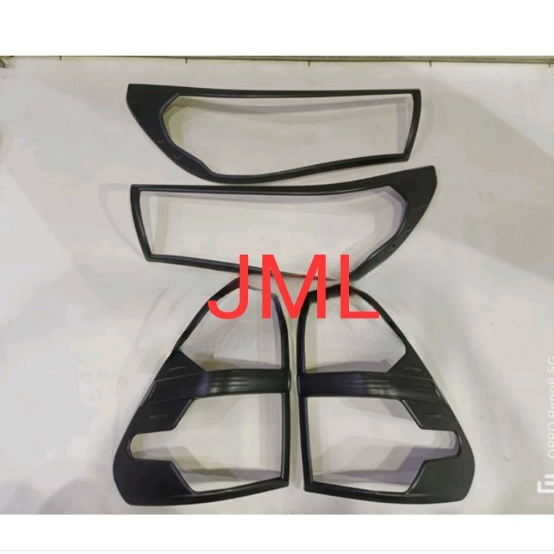 Paket garnish lampu hitam HILUX 2016 - 2020.